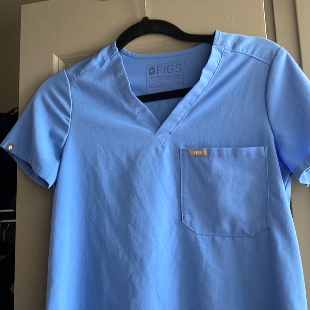 Figs Catarina one pocket ceil blue top
